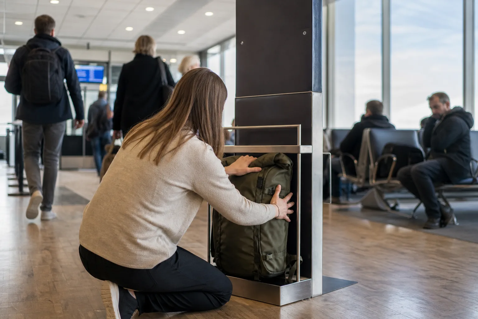 Mjuk ryggsäck som mäts upp mot en handbagagemall på en flygplats