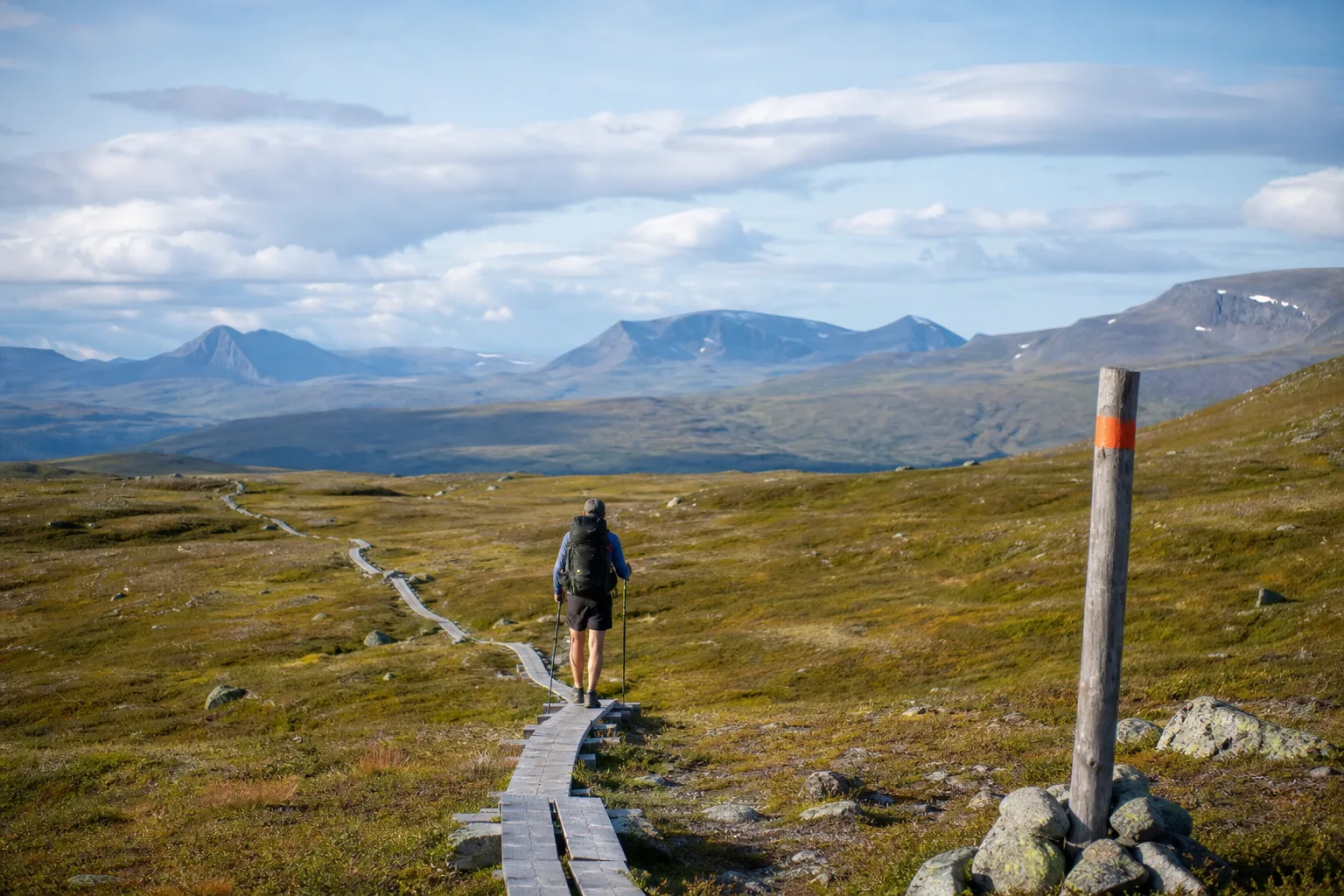 Vandringsstig över böljande kalfjäll mellan tre fjällstationer i Jämtlandsfjällen