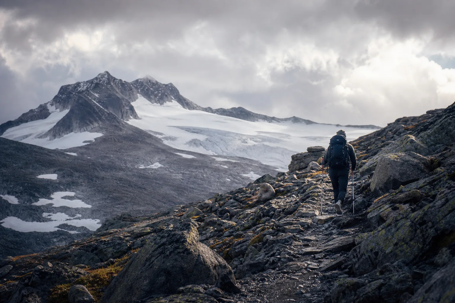 Alpin bergsterräng med is och sten på vägen upp mot Kebnekaises topp